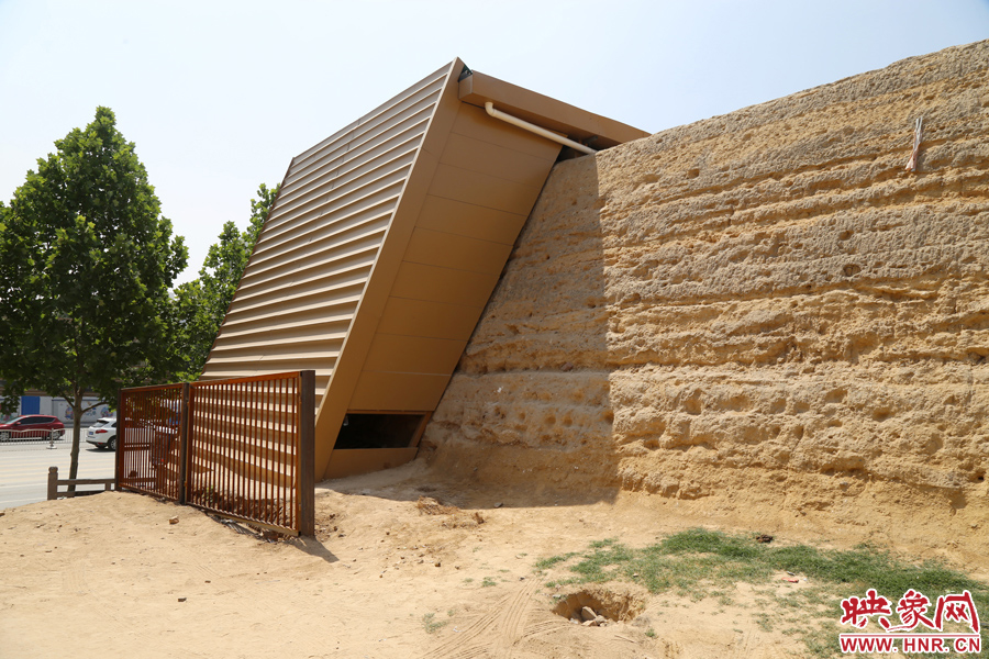 千年商都遺址仿佛披上“黃金甲”。