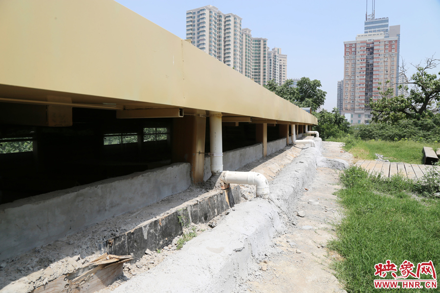 保護殼外部設計有排水系統(tǒng)。