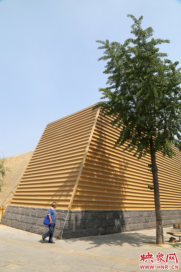 一名路人從“土豪金”保護殼前經(jīng)過。