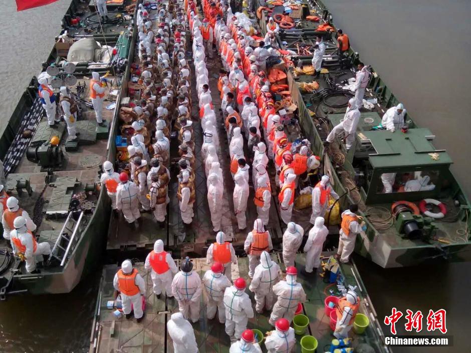 消防官兵進(jìn)入“東方之星”艙內(nèi)進(jìn)行破拆和搜救 消防官兵進(jìn)入“東方之星”艙內(nèi)進(jìn)行破拆和搜救