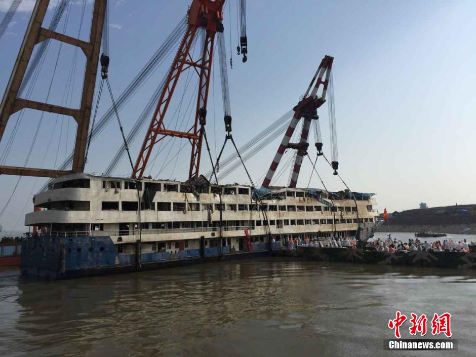 消防官兵進(jìn)入“東方之星”艙內(nèi)進(jìn)行破拆和搜救 消防官兵進(jìn)入“東方之星”艙內(nèi)進(jìn)行破拆和搜救