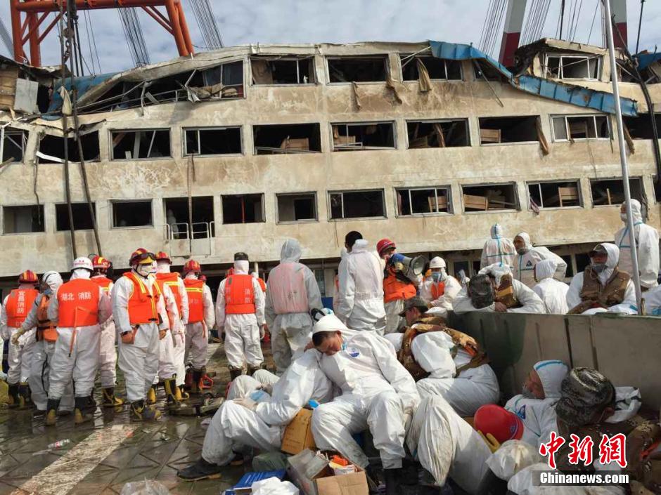 消防官兵進(jìn)入“東方之星”艙內(nèi)進(jìn)行破拆和搜救 消防官兵進(jìn)入“東方之星”艙內(nèi)進(jìn)行破拆和搜救