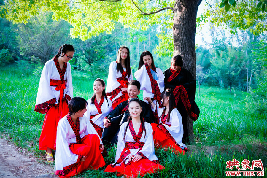 這片樹蔭留下我們太多的歡聲笑語(yǔ)。