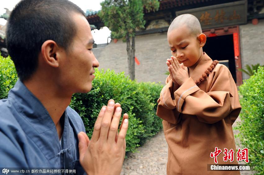 4歲小朋友寺院過(guò)暑假 被贊最萌“小和尚”