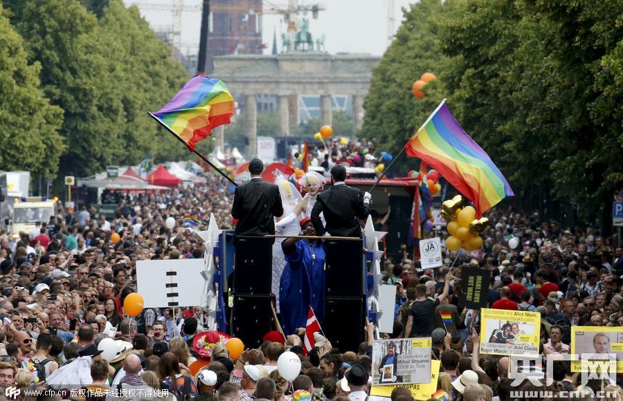 德國柏林，當?shù)嘏e行同性戀驕傲大游行