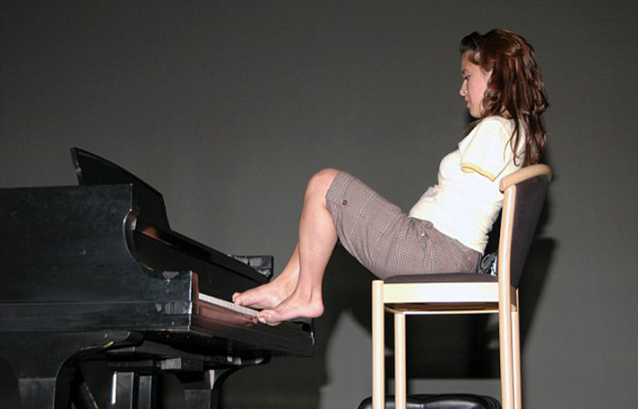 美國(guó)“勵(lì)志姐”天生無(wú)雙臂 用腳開(kāi)飛機(jī)彈鋼琴