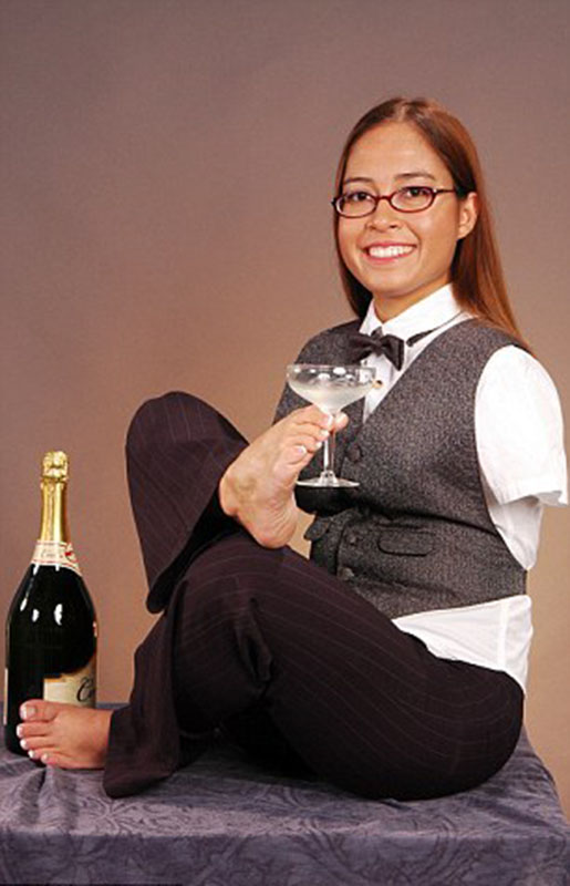 美國(guó)“勵(lì)志姐”天生無(wú)雙臂 用腳開(kāi)飛機(jī)彈鋼琴