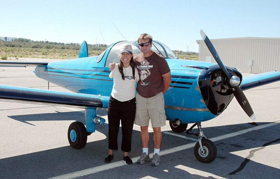 美國(guó)“勵(lì)志姐”天生無(wú)雙臂 用腳開(kāi)飛機(jī)彈鋼琴