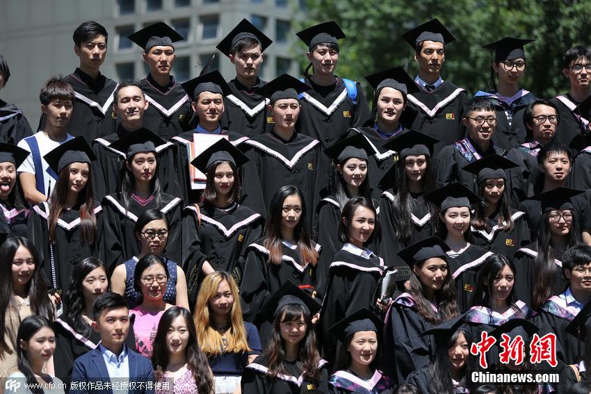 北影本科畢業(yè)典禮 美女學生素顏難掩清新