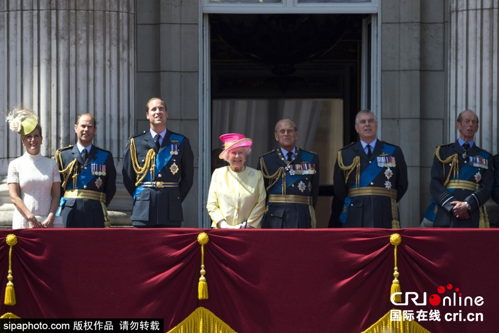 英國(guó)女王伊麗莎白二世攜眾王室成員觀看空軍飛行表演。