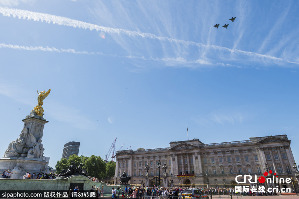 數(shù)架颶風(fēng)噴火戰(zhàn)斗機(jī)和臺(tái)風(fēng)戰(zhàn)斗機(jī)編隊(duì)飛躍白金漢宮上空，參加了紀(jì)念儀式。