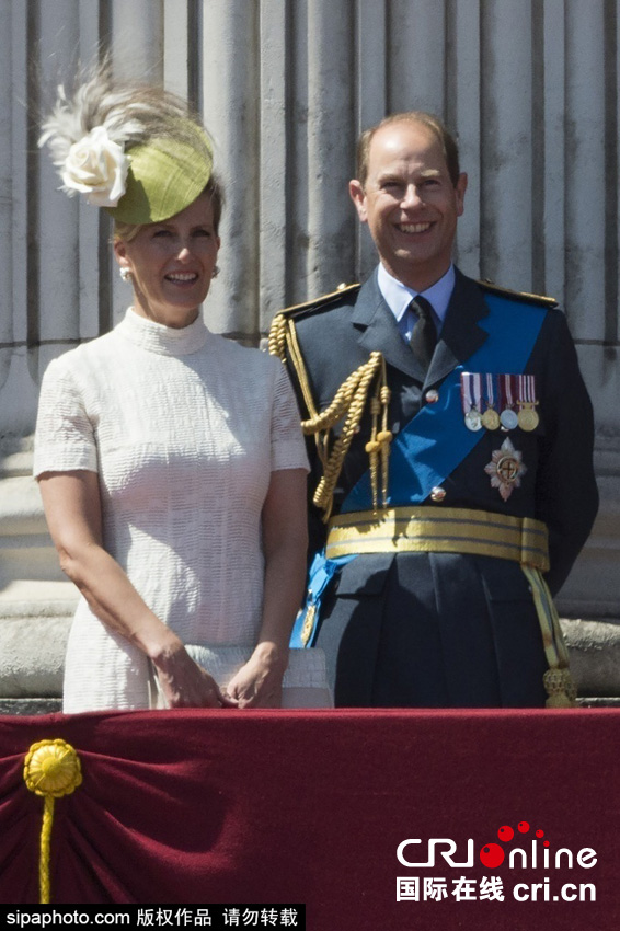英國(guó)女王伊麗莎白二世攜眾王室成員觀看空軍飛行表演。