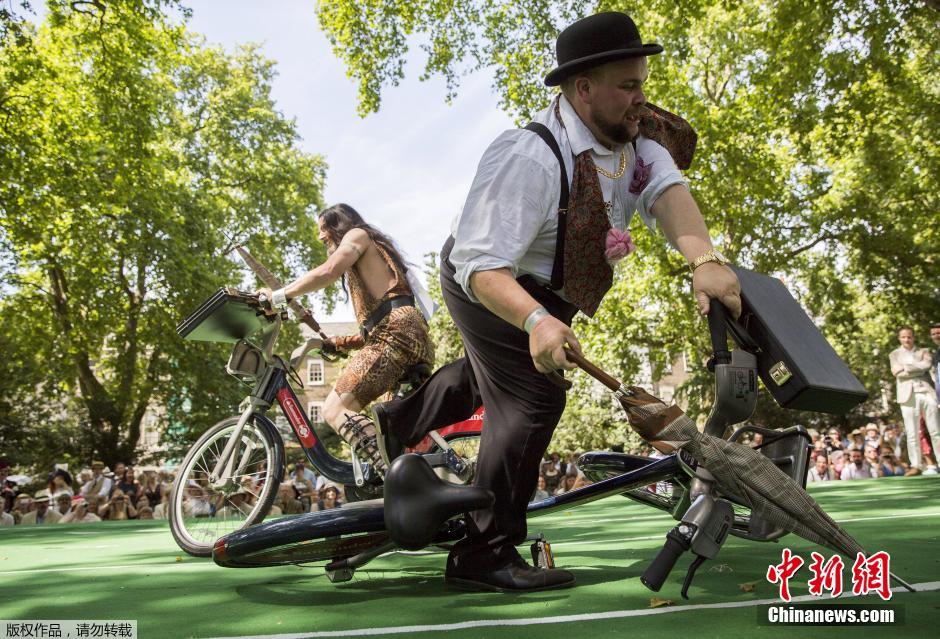 倫敦紳士運(yùn)動(dòng)會(huì) 騎車(chē)“擊傘”人仰馬翻 倫敦紳士運(yùn)動(dòng)會(huì) 騎車(chē)“擊傘”人仰馬翻