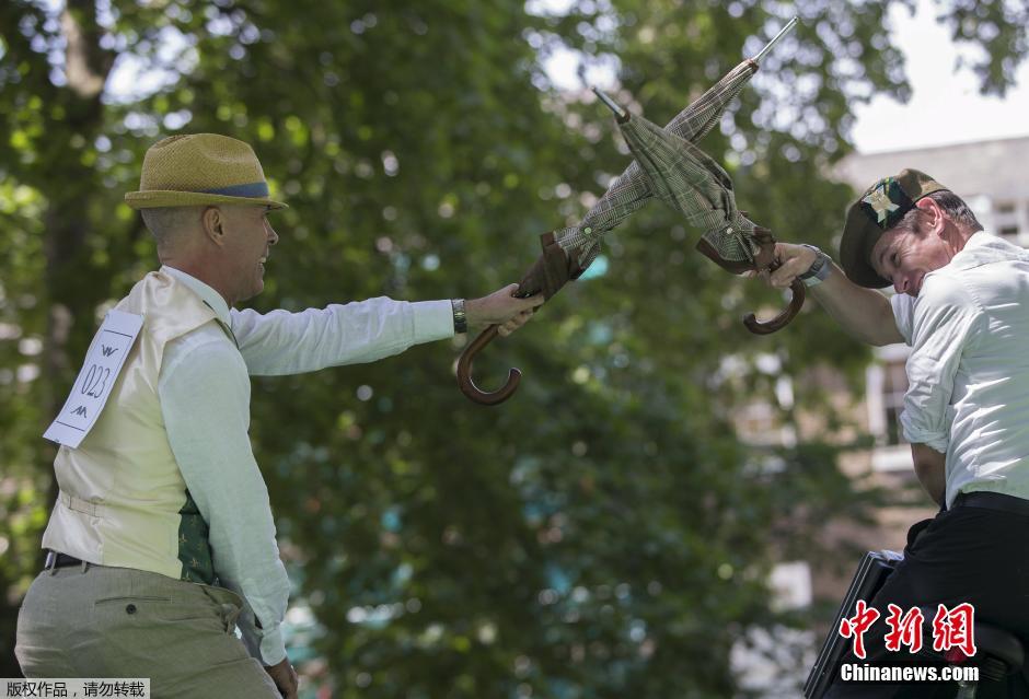 倫敦紳士運(yùn)動(dòng)會(huì) 騎車(chē)“擊傘”人仰馬翻 倫敦紳士運(yùn)動(dòng)會(huì) 騎車(chē)“擊傘”人仰馬翻