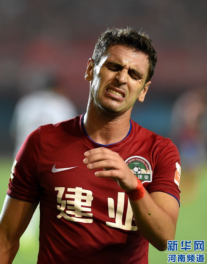 7月19日，河南建業(yè)隊(duì)球員伊沃錯(cuò)失破門機(jī)會(huì)。新華社記者李博攝