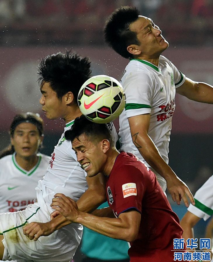 7月19日，河南建業(yè)隊(duì)球員哈維爾（右二）在比賽中與對(duì)手爭(zhēng)搶頭球。