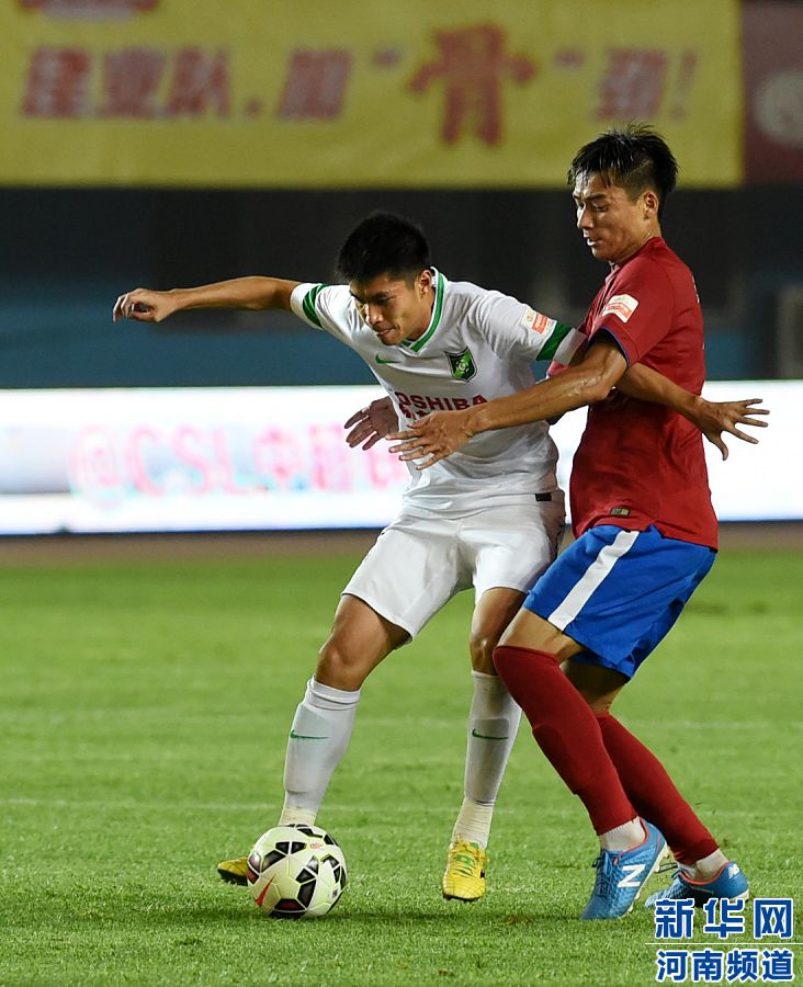 7月19日，杭州綠城隊(duì)球員黃希揚(yáng)（左）在比賽中控球。