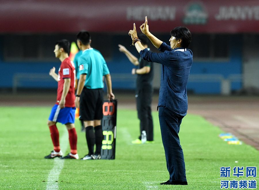 7月19日，河南建業(yè)隊(duì)主教練賈秀全（右一）在場(chǎng)邊指揮。