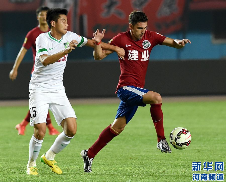 7月19日，河南建業(yè)隊(duì)球員伊沃（右）在比賽中帶球進(jìn)攻。