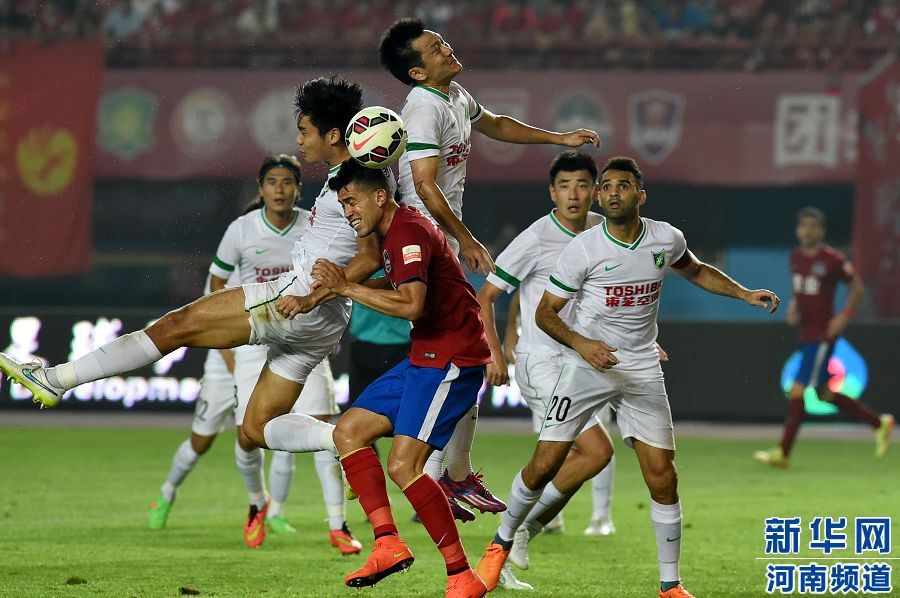 7月19日，河南建業(yè)隊(duì)球員哈維爾（前排左二）在比賽中與對(duì)手爭(zhēng)搶頭球。