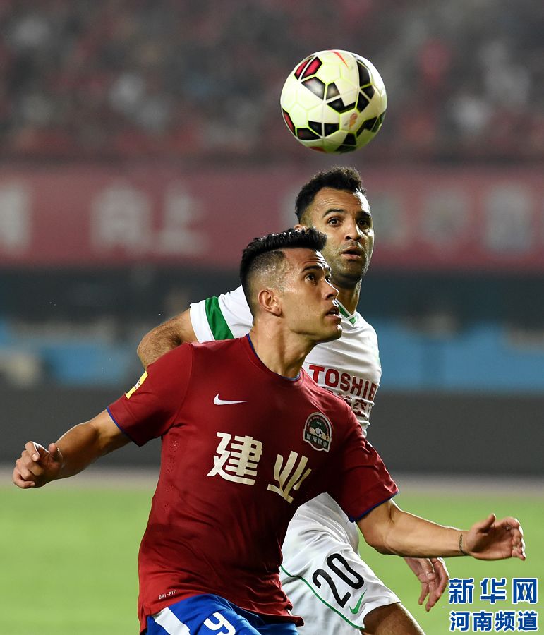7月19日，河南建業(yè)隊(duì)球員哈維爾（前）在比賽中拼搶。