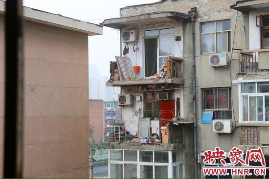 樓上多處陽(yáng)臺(tái)出現(xiàn)裂縫，隨時(shí)有掉落危險(xiǎn)