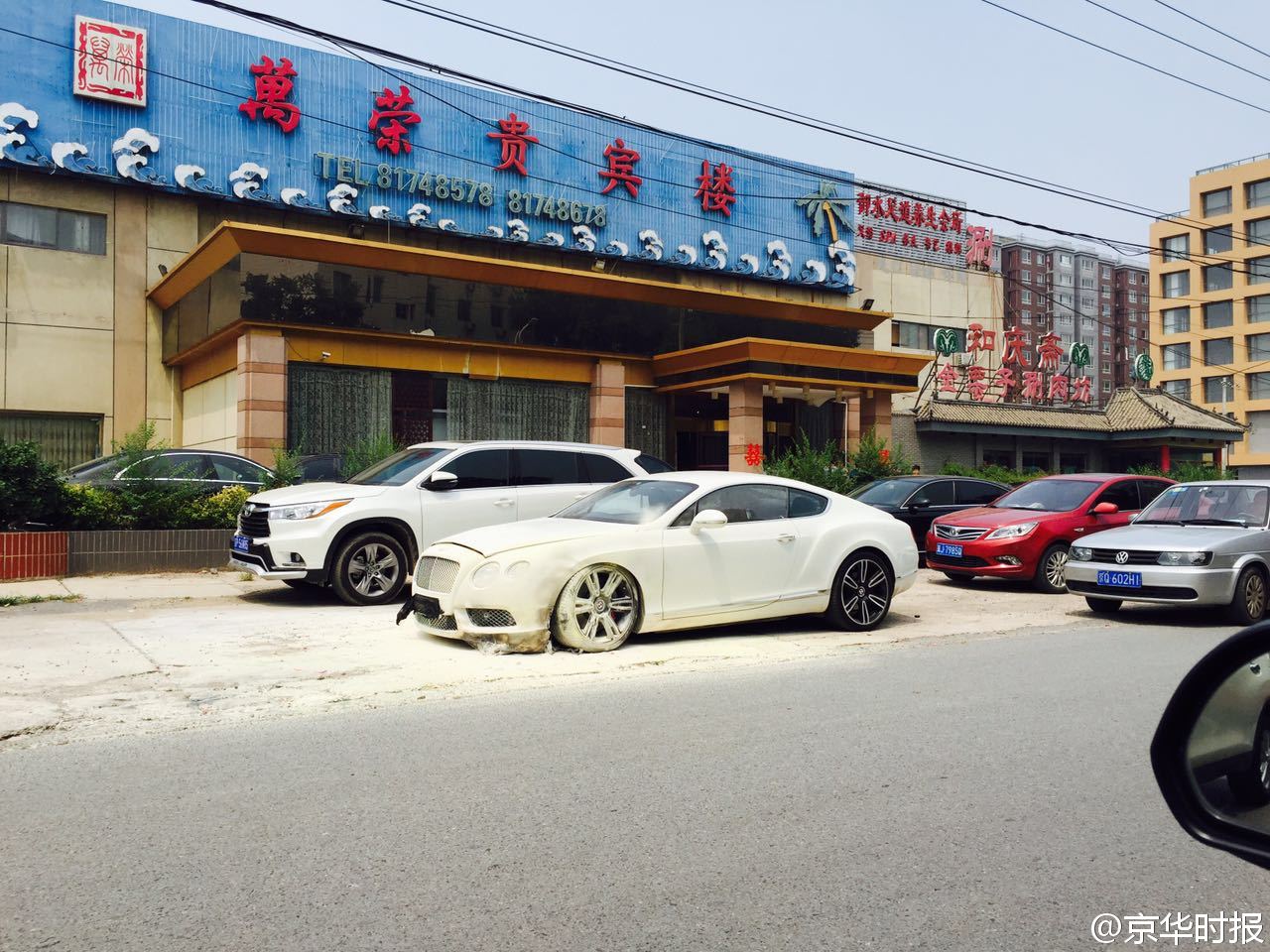 新郎租400萬(wàn)豪車迎親被鞭炮點(diǎn)燃