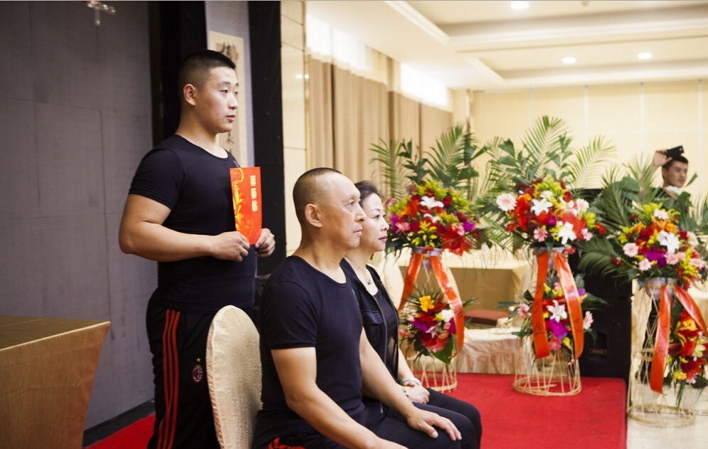 長(zhǎng)春散打總教頭舉行收徒儀式 行跪拜大禮 長(zhǎng)春散打總教頭舉行收徒儀式 行跪拜大禮