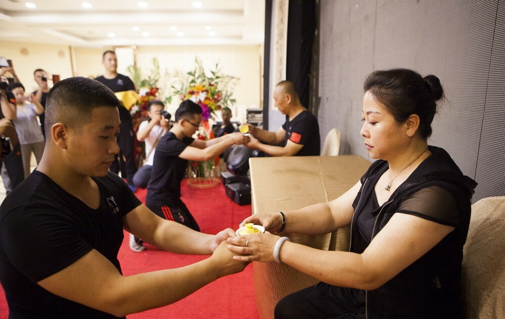 長(zhǎng)春散打總教頭舉行收徒儀式 行跪拜大禮 長(zhǎng)春散打總教頭舉行收徒儀式 行跪拜大禮