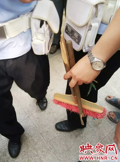 老太從環(huán)衛(wèi)工手中奪過掃帚，用腳踩斷，用力向環(huán)衛(wèi)工人的手上和腿上敲去。