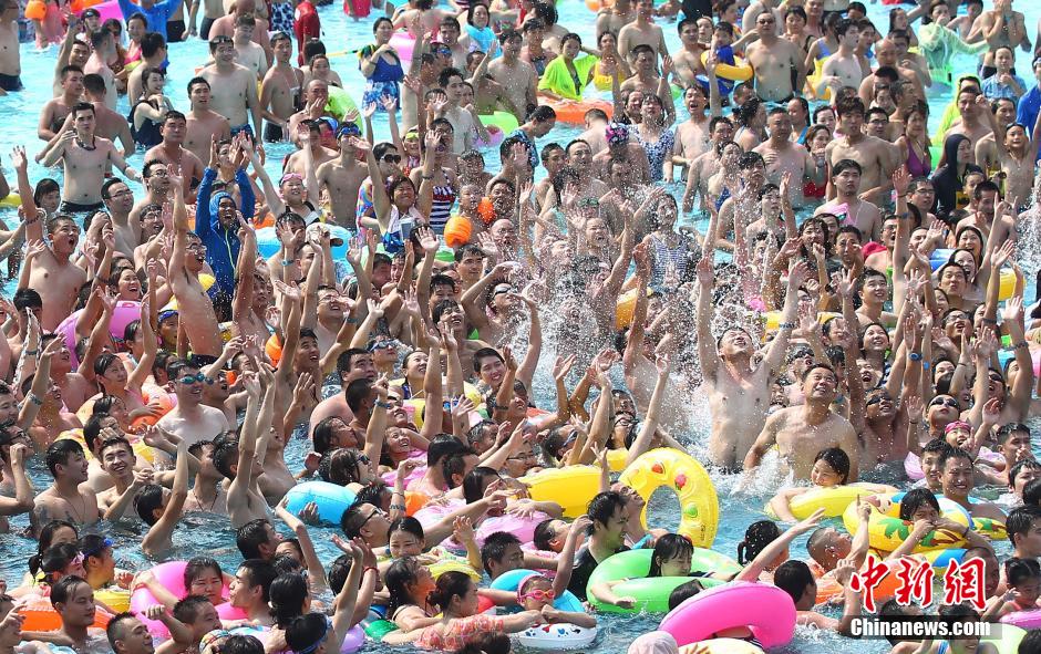 8月1日，民眾扎堆在南京湯山歡樂水魔方水上樂園戲水，享受“冰火兩重天”的涼爽和激情。連日來，中國大部分地區(qū)迎來高溫天氣。