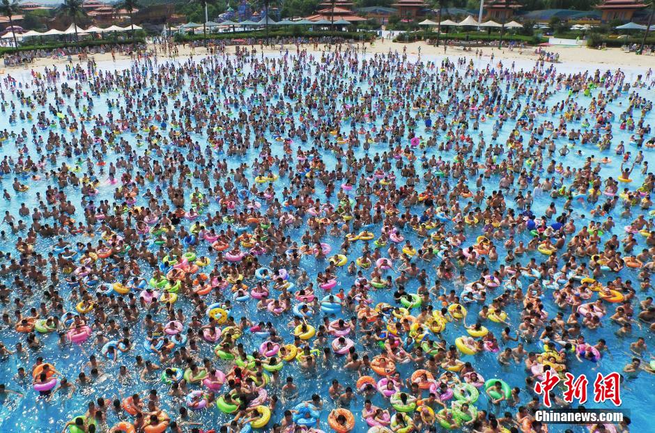 8月1日，民眾扎堆在南京湯山歡樂水魔方水上樂園戲水，享受“冰火兩重天”的涼爽和激情。連日來，中國大部分地區(qū)迎來高溫天氣。