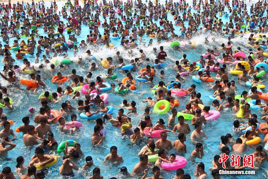 8月1日，民眾扎堆在南京湯山歡樂水魔方水上樂園戲水，享受“冰火兩重天”的涼爽和激情。連日來，中國大部分地區(qū)迎來高溫天氣。