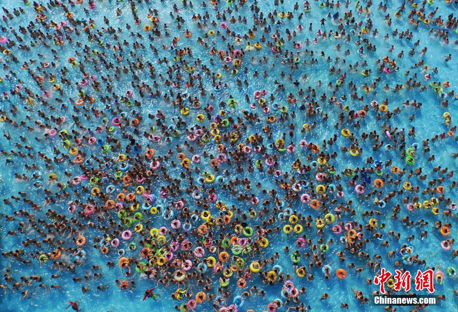 8月1日，民眾扎堆在南京湯山歡樂水魔方水上樂園戲水，享受“冰火兩重天”的涼爽和激情。連日來，中國大部分地區(qū)迎來高溫天氣。