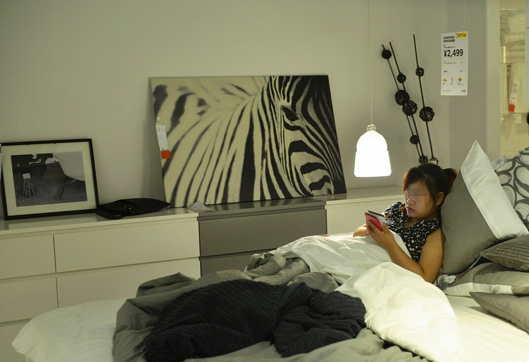 8月4日，杭州，“蹭涼族”在宜家杭州店的沙發(fā)或床鋪上休息。