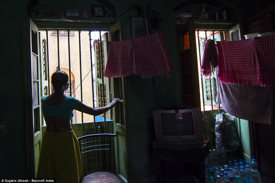 72歲的Maya Banarjee說：“我已經(jīng)太老了，但是我不會離開?！? complete=