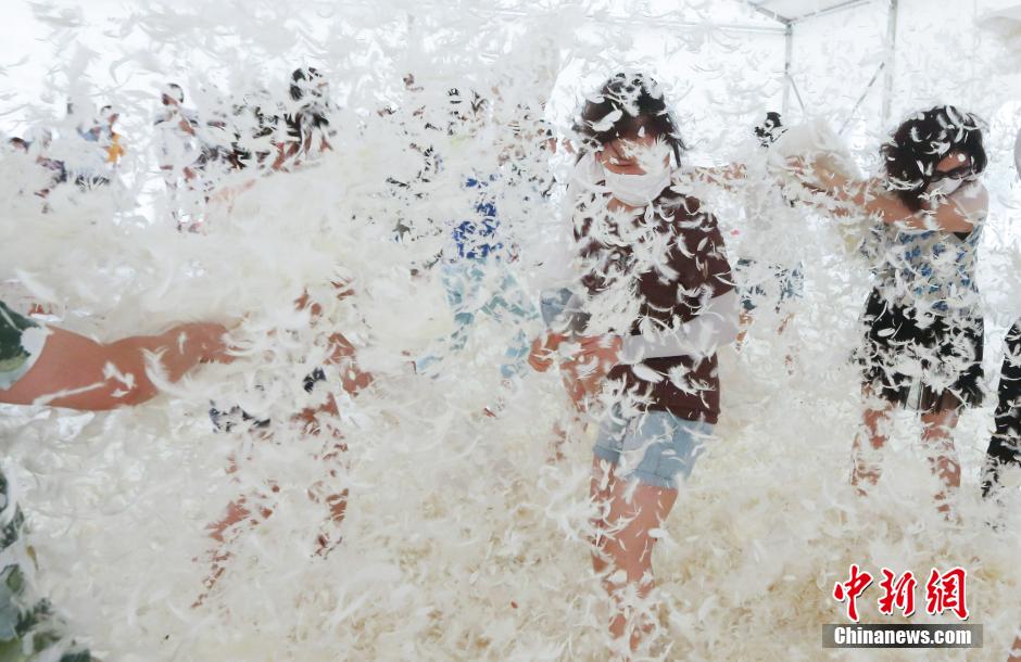 南京街頭上演“枕頭大戰(zhàn)” 年輕人瘋狂開(kāi)打