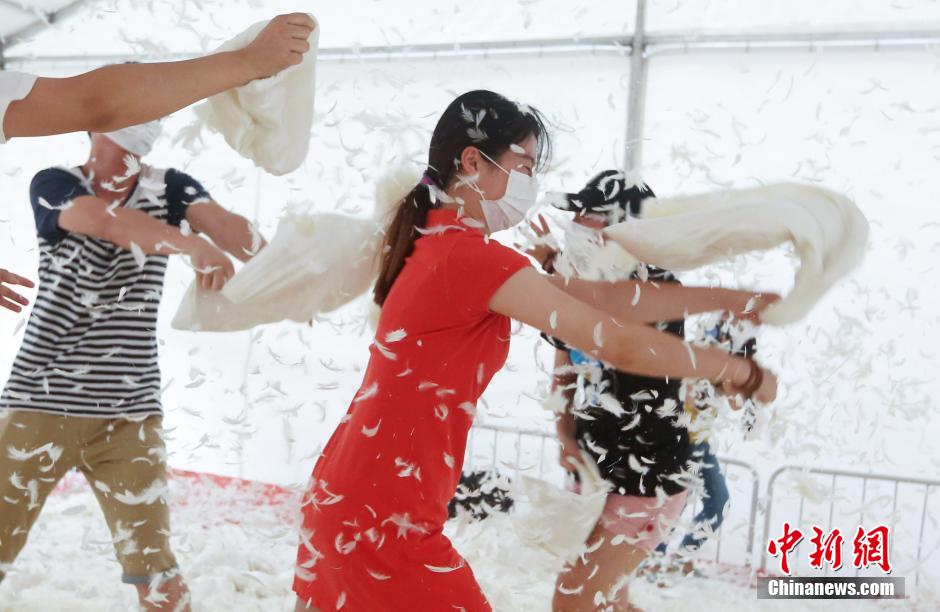 南京街頭上演“枕頭大戰(zhàn)” 年輕人瘋狂開(kāi)打