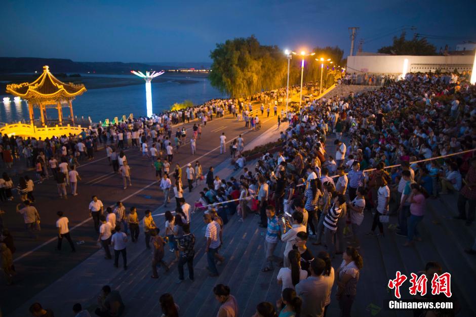 數(shù)萬民眾前來黃河邊觀看河燈。 張云 攝