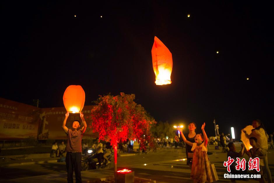 民眾燃起孔明燈助興。 張云 攝