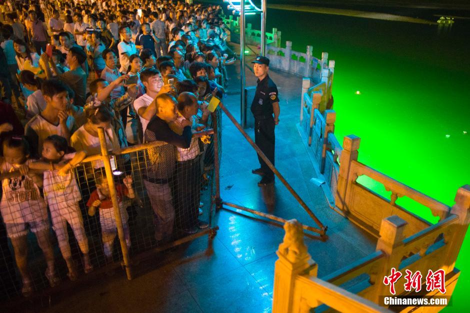 特警為河燈節(jié)保駕護航。 張云 攝