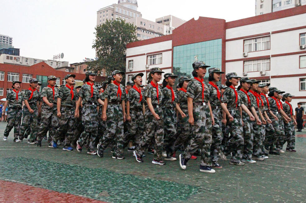 同學(xué)們?cè)谟曛袌?jiān)持完成了會(huì)操表演。