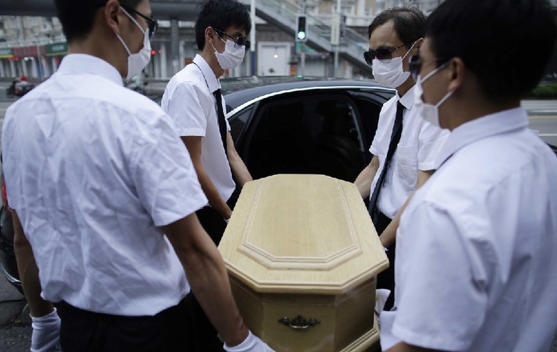 上海，花床、木棺、挽聯(lián)，在上海市閔行區(qū)一處私密的悼念室內(nèi)，一場小型追悼儀式正在舉行。