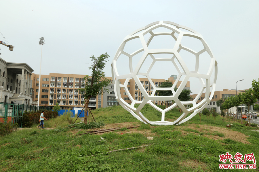 這是一座多邊形曲面藝術(shù)品，直徑約6米，剛剛建成，目前還沒(méi)有命名。