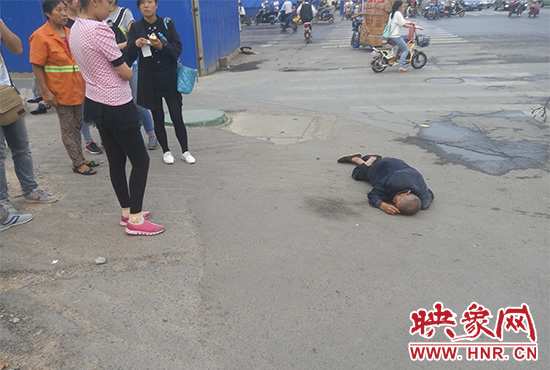 老人倒地后無人敢扶，過路市民拍照作證。
