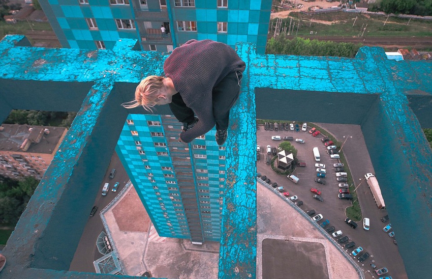 恐高癥慎入！俄羅斯小伙高空跑酷炫特技驚險萬分