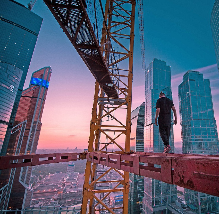 恐高癥慎入！俄羅斯小伙高空跑酷炫特技驚險萬分