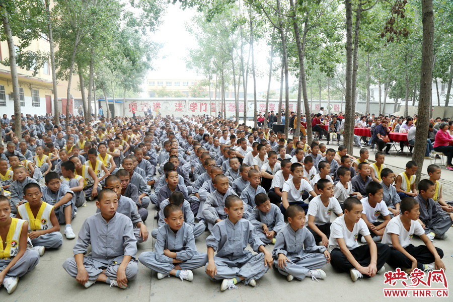 數(shù)百名少林武僧與家人團聚 跪謝父母現(xiàn)場痛哭 數(shù)百名少林武僧與家人團聚 跪謝父母現(xiàn)場痛哭