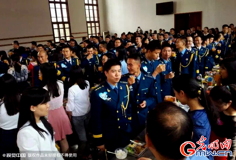 湖北武漢，“嫁人就嫁解放軍”，每年一屆的武漢軍旅姻緣會(huì)17日在駐漢空軍某指揮所文化活動(dòng)中心舉行