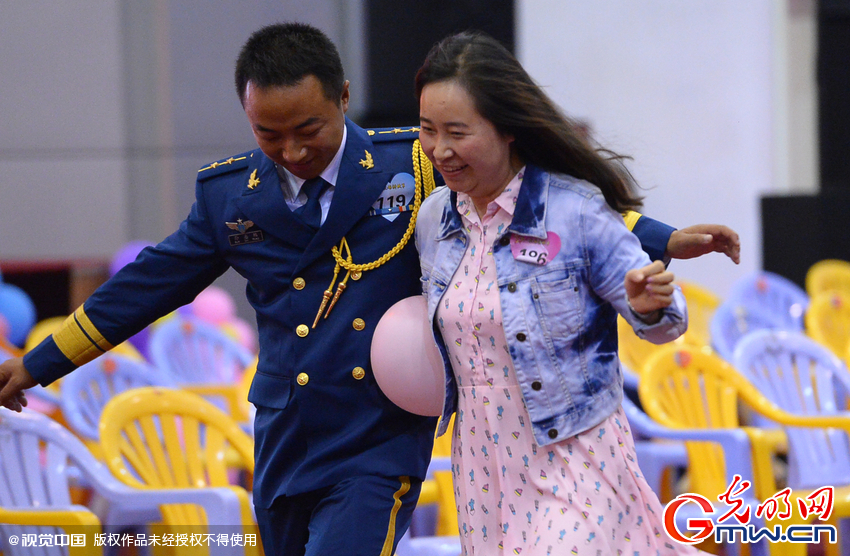 湖北武漢，“嫁人就嫁解放軍”，每年一屆的武漢軍旅姻緣會(huì)17日在駐漢空軍某指揮所文化活動(dòng)中心舉行